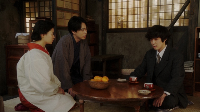 小暮(若葉竜也)と話しをする千代(杉咲花)と一平(成田凌)=連続テレビ小説『おちょやん』第16週・第78回より (C)NHK