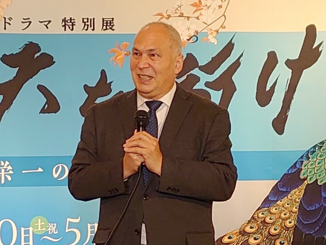 大河ドラマ特別展『青天を衝け~渋沢栄一のまなざし~』内覧会に出席したモーリー・ロバートソン(C)NHK