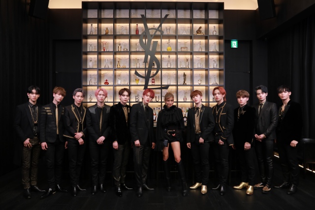 『YSL BEAUTY GOLD ICONS EXHIBITION』に出席したJO1とローラ
