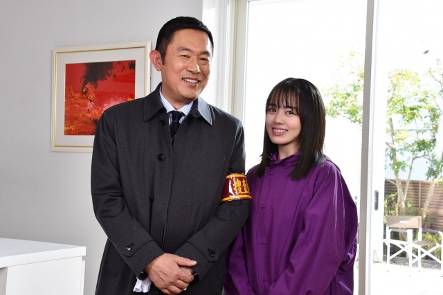 『警視庁・捜査一課長season5』の初回ゲストの伊原六花(右)と主演の内藤剛志 (C)テレビ朝日