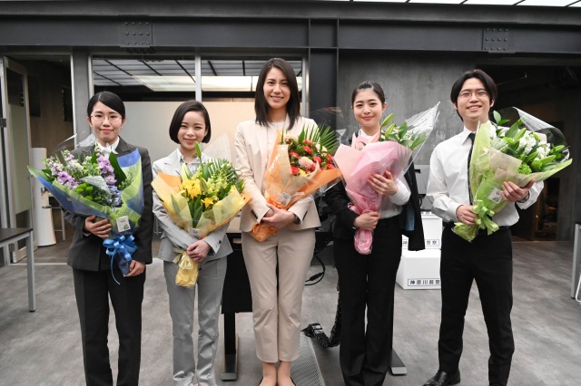 ⼟曜ドラマ『レッドアイズ監視捜査班』をクランクアップした趣里、松下奈緒らキャスト (C)日本テレビ