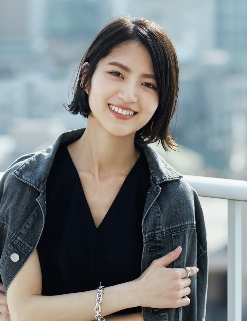 『Oggi』5月号で20センチカットのショートボブを披露した若月佑美