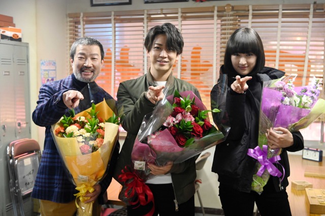『レッドアイズ 監視捜査班』のクランクアップを迎えた木村祐一、亀梨和也(KAT-TUN)、シシド・カフカ (C)日本テレビ