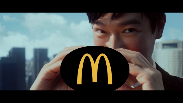 日本マクドナルドのティザーCM「大人を楽しめ」篇に出演した堺雅人
