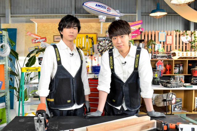 4月30日からレギュラー番組『NEWSの全力!!メイキング』に出演する加藤シゲアキ、小山慶一郎 (C)TBS