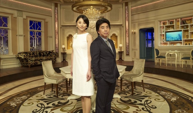 『カンブリア宮殿』15周年、不動のMC村上龍(右)と小池栄子(左) (C)テレビ東京