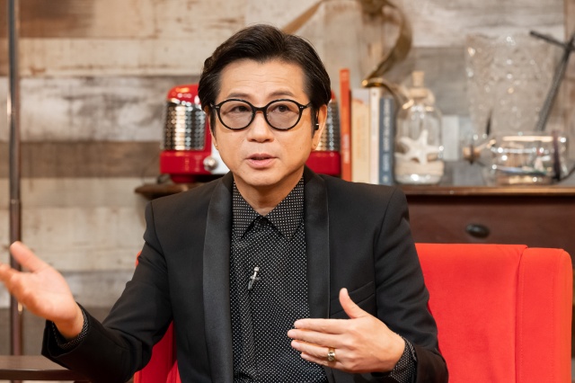 チェッカーズ時代の名曲を多数披露する藤井フミヤ=『激レア! 藤井フミヤ ギザギザハートからTRUE LOVE!』BSプレミアムで3月27日放送 (C)NHK
