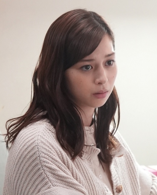 小笠原来美役の中条あやみ(C)H J Holdings, Inc.
