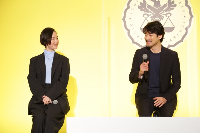 フジテレビ系月9ドラマ『イチケイのカラス』リモート記者発表会に出席した(左から)黒木華、竹野内豊 (C)フジテレビ