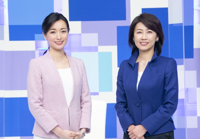 『WBSワールドビジネスサテライト』メインキャスターの大江麻理子、佐々木明子。装いも新たにリニューアルスタート (C)テレビ東京