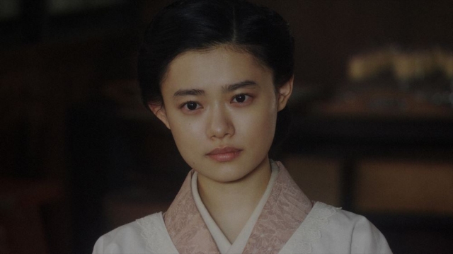 壮行会で盛り上がるみんなを見る千代(杉咲花)=連続テレビ小説『おちょやん』第17週・第82回より (C)NHK