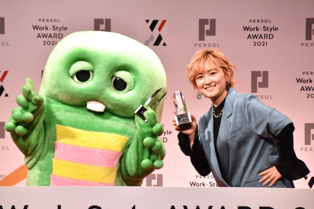 10数年ぶりに再会した(左から)ガチャピン、サーヤ (C)ORICON NewS inc.