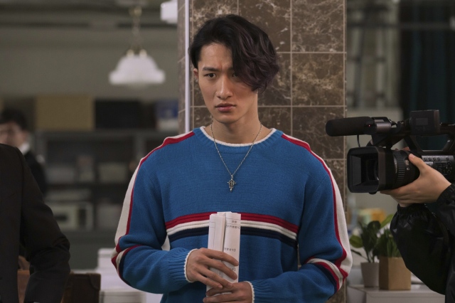 プレミアムドラマ『やっぱりおしい刑事』第6話にゲスト出演するSnow Manの岩本照 (C)NHK