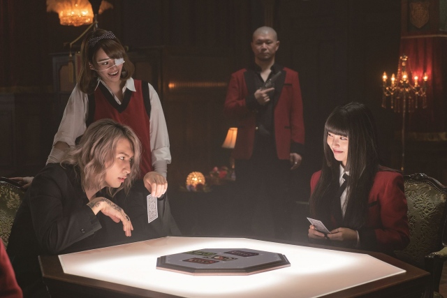 最凶最悪のギャンブラー・視鬼神真玄(藤井流星(ジャニーズWEST))と蛇喰夢子(浜辺美波)のギャンブルシーン (C)河本ほむら・尚村透/SQUARE ENIX (C)2021 「映画 賭ケグルイ2」製作委員会