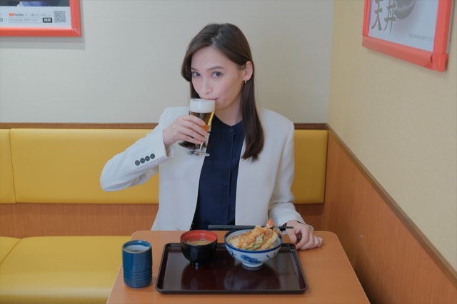 人気漫画家・コナリミサト氏が描く働く女性のちょい飲みグルメストーリー「ひとりで飲めるもん!」(芳文社)WOWOW初主演となる大政絢主演で連続ドラマ化。6月4日よりオンエア (C)WOWOW