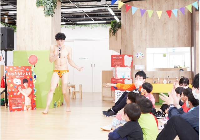 小島よしおが4つの授業を通じて感染予防などを説明 (C)おれたちういるす PROJECT主催 小島よしお先生と学ぶ『おれたちういるすSCHOOL』