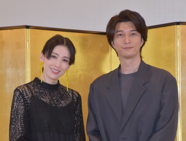 夫婦2ショットで初の会見を行った(左から)雛形あきこ、天野浩成 (C)ORICON NewS inc.