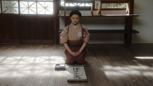 あることをする千代(杉咲花)=連続テレビ小説『おちょやん』第17週・第85回より (C)NHK