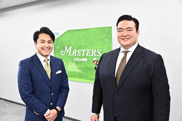 『マスターズゴルフ2021』現地リポーターの伊藤隆佑アナ(左)と『観戦中!マスターズトークライブ(チャンネル1)』に出演する荒磯親方(右) (C)TBS