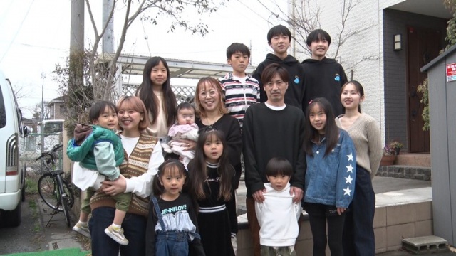 うるしやま家・七女誕生記念の集合写真(C)フジテレビ