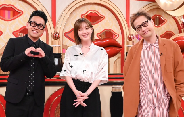 『中居大輔と本田翼と夜な夜なラブ子さん』に出演する(左から)宮川大輔、本田翼、中居正広 (C)TBS
