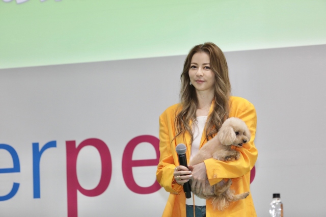 日本最大級のペットイベント『第10回インターペット』に愛犬・はなびと登場した香里奈