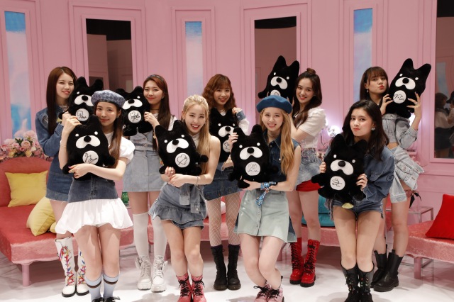 ABEMA特別番組『NiziU × ABEMA「NiziU Picture」』に出演するNiziU(C)AbemaTV,Inc.