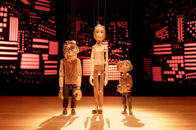 ミュージカルショートムービー『ギョロ 劇場へ』(2021)(左より) おじいちゃん、ママ、タクトとオペラグラスのギョロ (C)HoriPro/dwarf