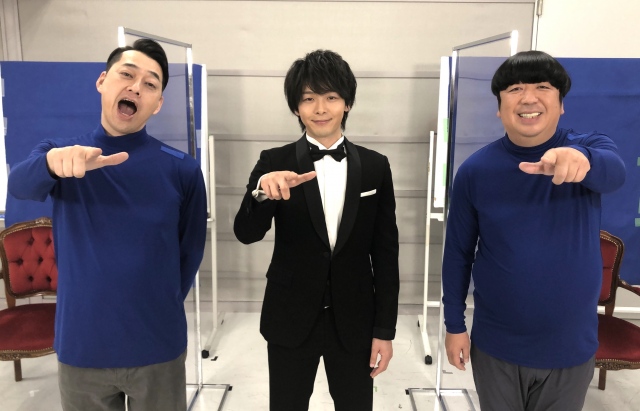 中村倫也(中央)がバナナマンへサプライズの手紙を読み上げた (C)テレビ東京