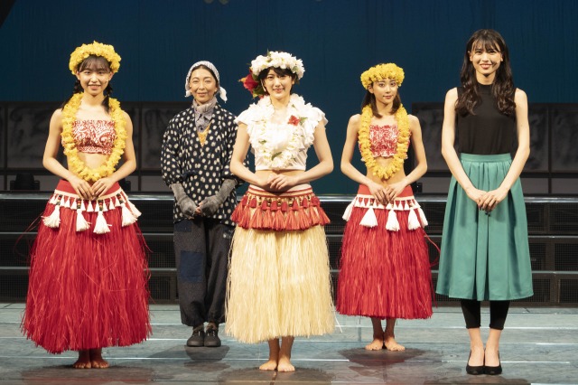 舞台『フラガール-dance for smile-』の公開ゲネプロ・舞台あいさつに出席した(左から)山内瑞葵、有森也実、樋口日奈、安田愛里、矢島舞美