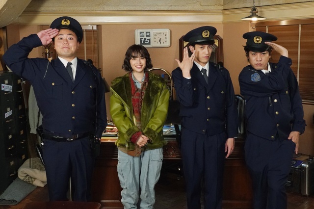 8日放送『THE突破ファイル』の“突破交番”に広瀬すずが参戦 (C)日本テレビ