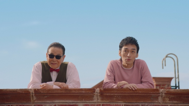 新テレビCM『メゾンメルカリ・屋上での出会い』篇でCM初共演したタモリと草なぎ剛