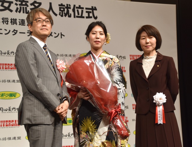 女流名人就任式および祝賀パーティーに出席した(左から)羽生善治九段、里見香奈女流名人、清水市代女流七段 (C)ORICON NewS inc.