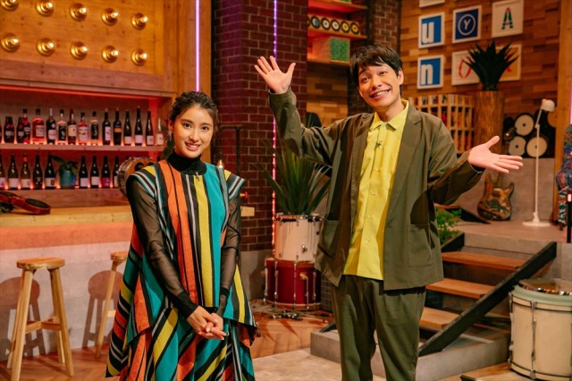 NHK総合・土曜午後11時台にお引越しした音楽番組『シブヤノオト』MC(左から)土屋太鳳、川島明(麒麟) (C)NHK