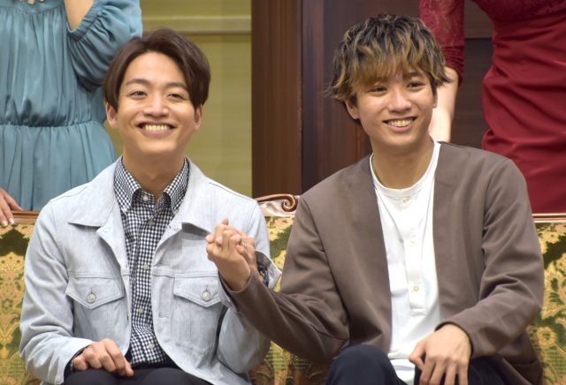 仲良くのリクエストに応じて手をつなぐ(左から)今江大地、河下楽 (C)ORICON NewS inc.