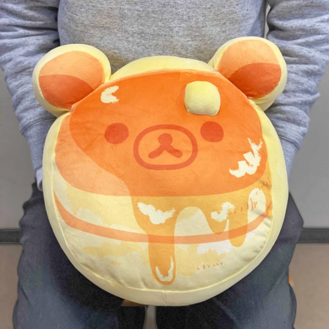 おもわず抱きしめたくなる『【リラックマ】もちもちパンケーキクッション』