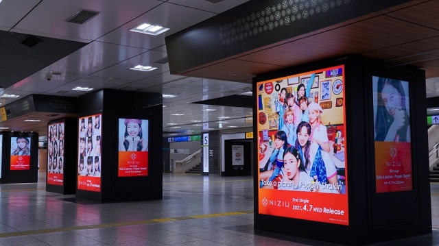 JR東京駅 中央通路ではNiziUの新曲ジャケット展示会さながらの広告展開