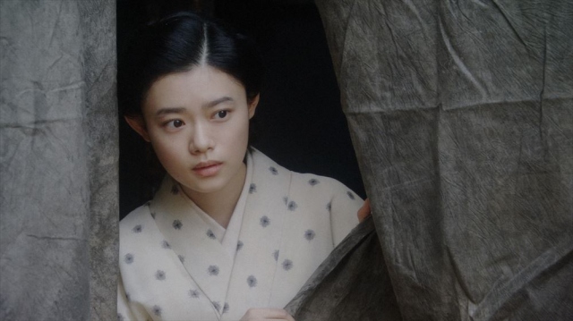 福富の焼け跡にて。客の様子を見る千代(杉咲花)=連続テレビ小説『おちょやん』第18週・第90回より (C)NHK