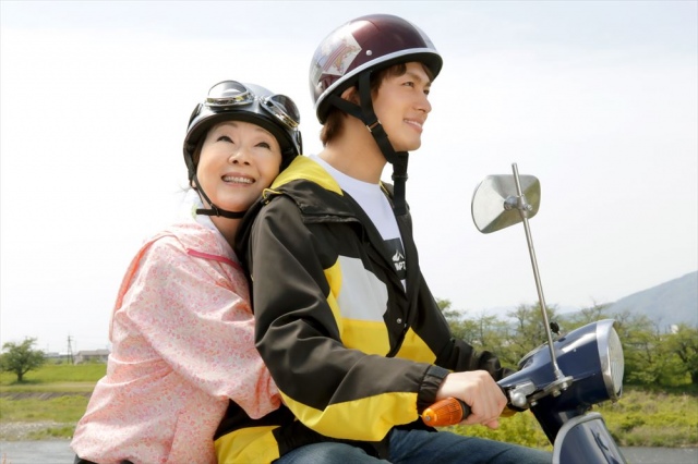 映画『ブルーヘブンを君に』(6月11日公開)孫の蒼汰(小林豊)が運転するバイクに乗る冬子(由紀さおり)(C)2020「ブルーヘブンを君に」製作委員会