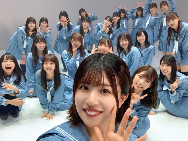 “青春感”あふれる日向坂46メンバー22人全員集合ショット(撮影/松田好花)=『日向撮VOL.01』より