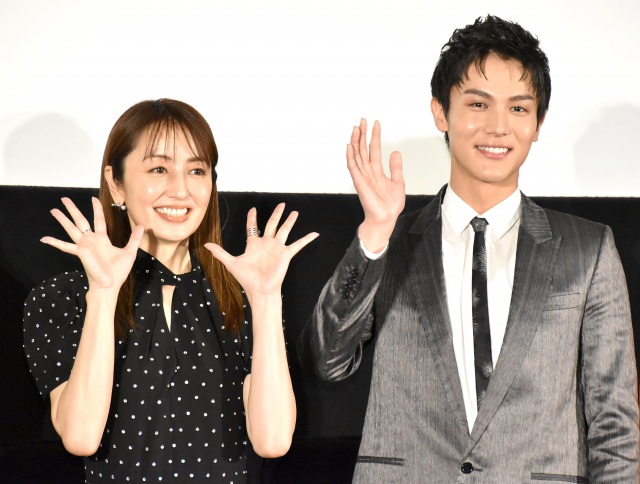 映画『砕け散るところを見せてあげる』公開記念舞台あいさつに登壇した(左から)矢田亜希子、中川大志 (C)ORICON NewS inc.