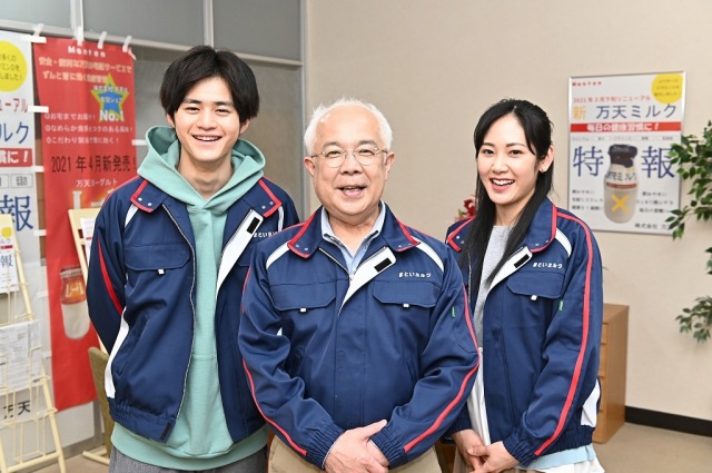 16日放送の『明治ドラマスペシャル ずんずん!』に出演する鈴鹿央士、小堺一機、阿部純子 (C)テレビ朝日