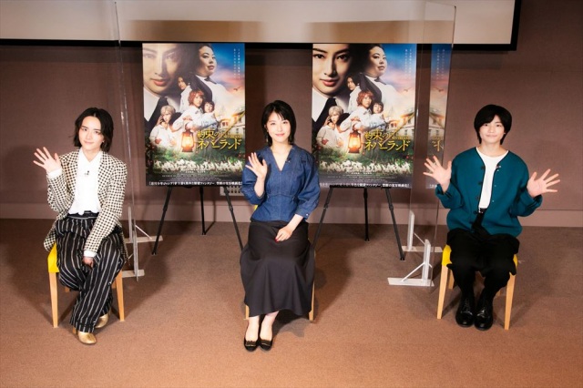 映画『約束のネバーランド』ビジュアルコメンタリーの収録を行った(左から)板垣李光人、浜辺美波、城桧吏(C)白井カイウ・出水ぽすか/集英社 (C)2020 映画「約束のネバーランド」製作委員会