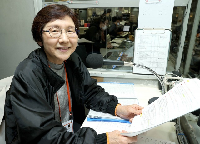 今シーズン限りでウグイス嬢を引退する読売巨人軍・山中美和子さん(東京ドームの場内放送室にて) 写真提供/読売巨人軍
