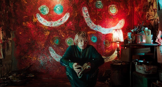 バックの油絵はFukase作=映画『キャラクター』(6月11日公開) (C)021映画「キャラクター」製作委員会