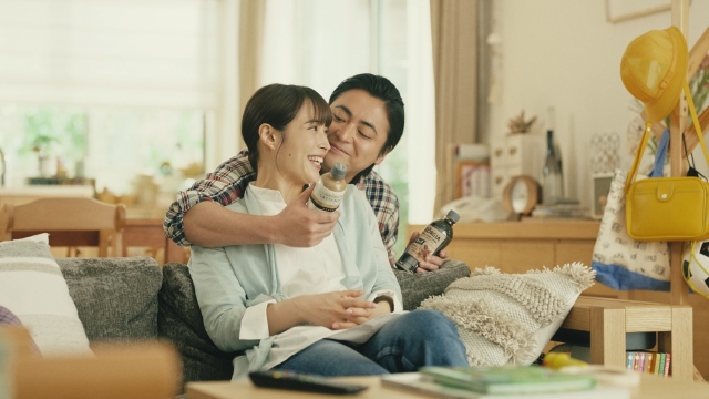 コカ・コーラ『ジョージア』の新TVCMに出演する広瀬アリスと山田孝之