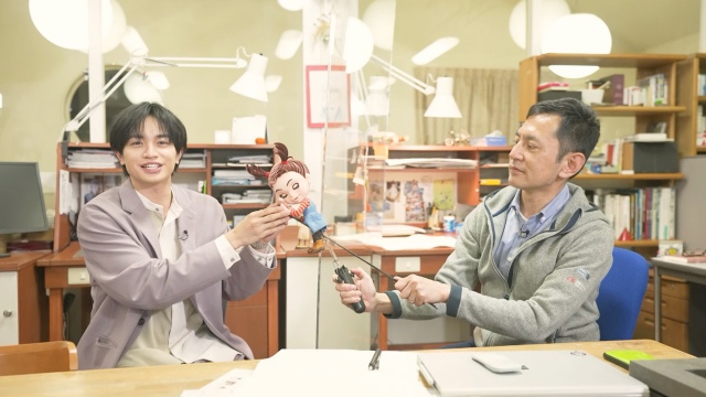 『中島健人の今、映画について知りたいコト。』第5回(5月7日放送)はスタジオジブリ回。(左から)中島健人、宮崎吾朗監督