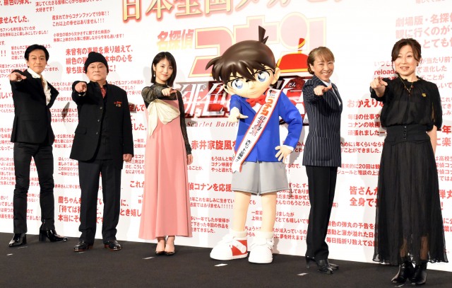 『名探偵コナン 緋色の弾丸』公開記念あいさつの模様 (左から)小山力也、池田秀一、浜辺美波、江戸川コナン、高山みなみ、山崎和佳奈(C)ORICON NewS inc.