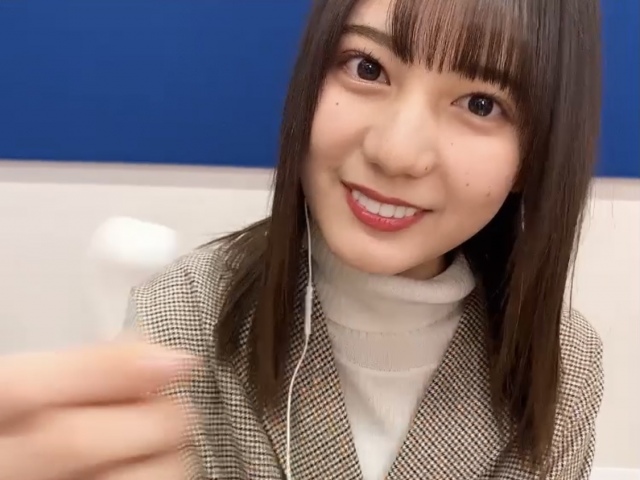 日向坂46・小坂菜緒の「イヤホン動画」=『日向撮VOL.01』公式ツイッターより