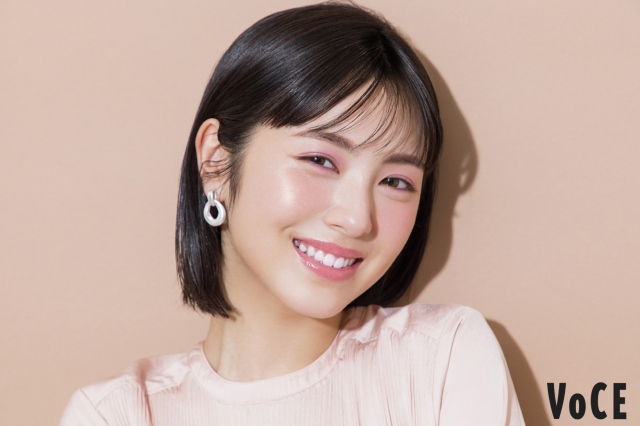 『VOCE』6月号に登場する浜辺美波